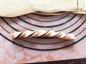 拿住两头反方向扭