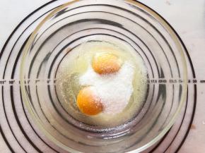 鸡蛋和细砂糖混合搅拌均匀