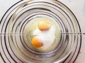 鸡蛋和细砂糖混合搅拌均匀