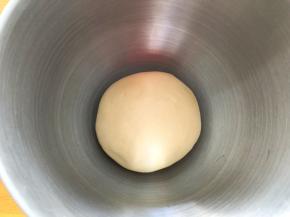 揉成光滑的面团盖上保鲜膜发酵