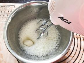 蛋白加入柠檬汁，低速打发至有粗泡状态，加入三分之一细砂糖