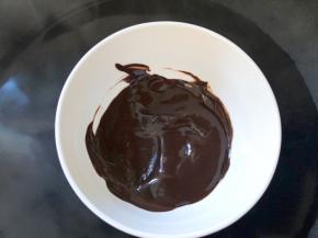 最后巧克力隔热水融化，将甜甜圈一面沾上巧克力即可