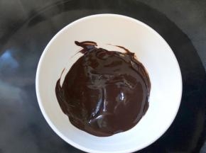 最后巧克力隔热水融化，将甜甜圈一面沾上巧克力即可