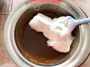 分三分之一蛋白到巧克力蛋黄糊中翻拌均匀