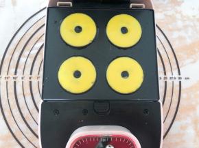 再把面糊挤满，盖上盖子煎5分钟