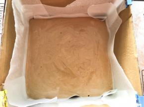 倒入巧克力蛋糕糊，轻震两下震出气泡