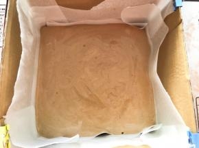 倒入巧克力蛋糕糊，轻震两下震出气泡