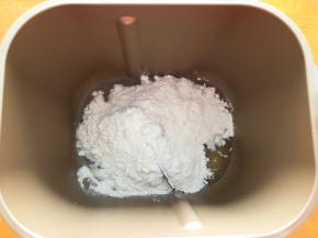 水油皮材料全部放入面包机揉，也可以手揉