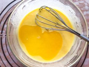 加入软化成液体的黄油