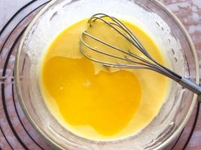 加入软化成液体的黄油