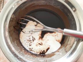 加入纯牛奶搅拌均匀