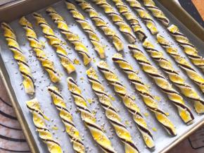 刷上蛋黄液，撒上白芝麻