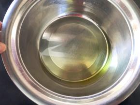 玉米油隔水加热至有一点点纹路状态，不要加热太热