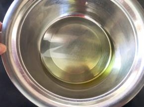 玉米油隔水加热至有一点点纹路状态，不要加热太热