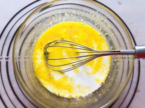 加入纯牛奶搅拌均匀