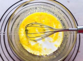 加入纯牛奶搅拌均匀