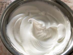 继续高速打发至拉起打蛋头，有弯钩状态