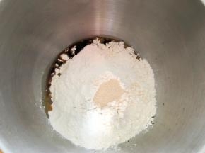 红糖水冷却后和面粉酵母混合
