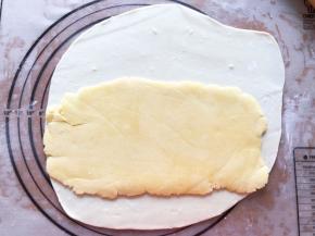 水油皮擀成长方形，油酥放在表面