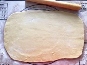 将面团拿出反复揉排气，擀成长方形薄片