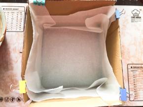 8寸模具四边做个纸壳，里面垫入油纸