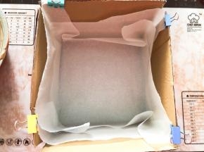 8寸模具四边做个纸壳，里面垫入油纸