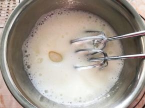 中速打发至粗泡消失，加入三分之一细砂糖