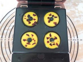 面糊装入裱花袋，挤入模具中一半面糊，放上蔓越莓干，切小一点