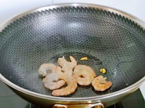 起油锅，加入腌制好的虾仁煸炒至变色，盛出备用。