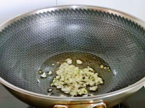 另起油锅，加入蒜末炒香。