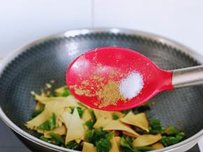 再按个人口味加入盐，十三香翻炒均匀。