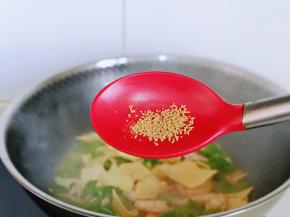 加入鸡鲜调味料，可以关火。