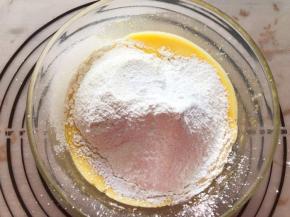 筛入低筋面粉和泡打粉，玉米淀粉搅拌均匀