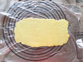 油酥材料混合揉成团，放入保鲜膜擀成长方形，冬天不用放冰箱，黄油提前软化能按下手指印