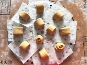 放入蒸锅中静置半小时，冷水上锅大火煮开，关中小火蒸10到12分钟左右