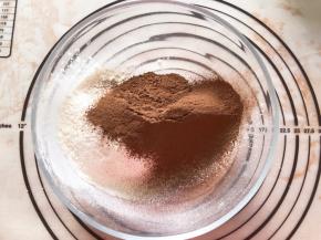 低筋面粉和可可粉提前过筛备用