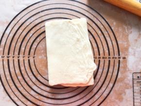 再次两边向中间折叠