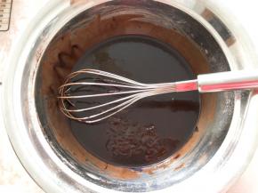 趁热加入巧克力搅拌均匀