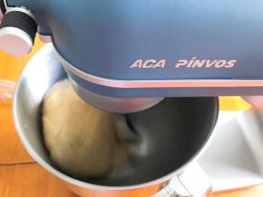 用厨师机揉成团即可，揉的过程中面团比较干，我加了50克清水，酌情增加即可