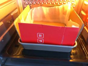 放入预热好的烤箱下层，下面烤盘中倒入水，用水浴法烤，150度70分钟