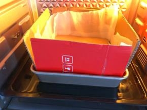 放入预热好的烤箱下层，下面烤盘中倒入水，用水浴法烤，150度70分钟