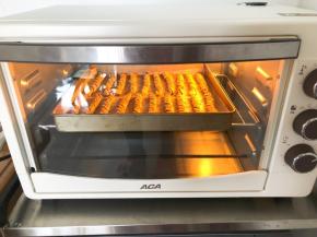 放入预热好的烤箱中层，上下火180度15分钟