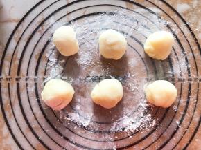 冷藏好的雪媚娘皮分成均等的6等份