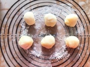 冷藏好的雪媚娘皮分成均等的6等份