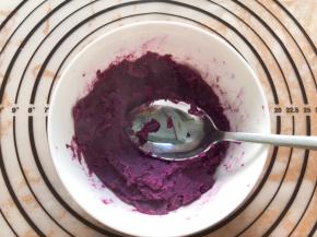 用勺子压成泥，冷却后备用