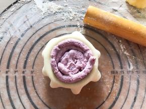 挤上一层紫薯奶油