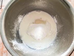 加入细砂糖和纯牛奶