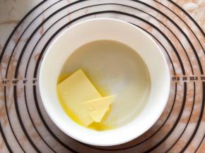 蒸熟后趁热加入黄油揉均匀光滑