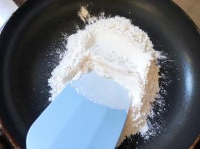 炒20克糯米粉做手粉，糯米粉微黄状态即可