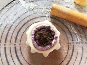 舀入一勺奥利奥饼干碎